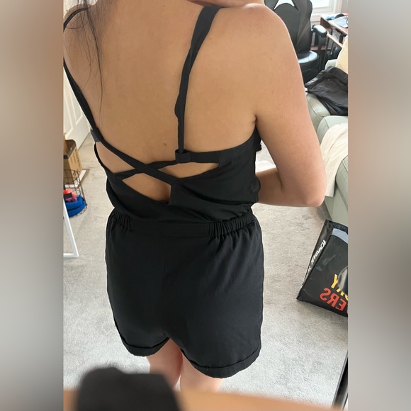Black BCBG romper short pants jumpsuit with low back detail and pockets size 4 - Picture 2 of 14